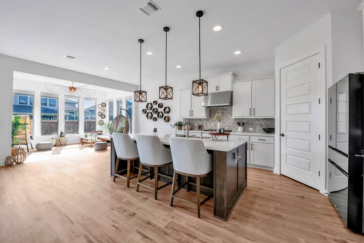 Luxury Modern Home SE Austin – 10 min to COTA gallery image 4