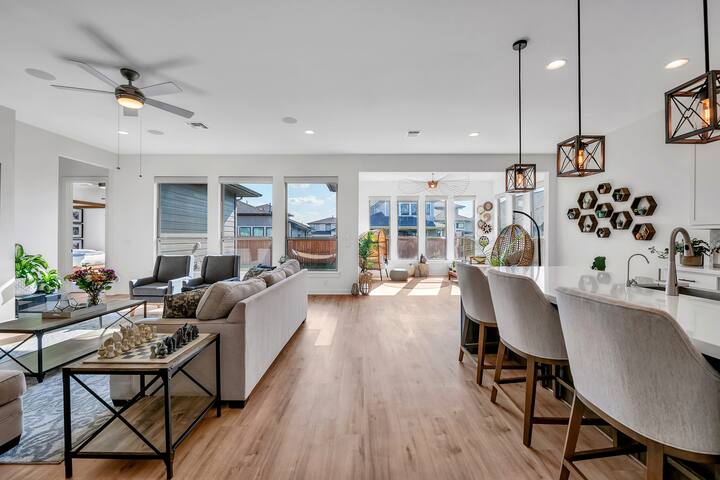 Luxury Modern Home SE Austin – 10 min to COTA gallery image 3