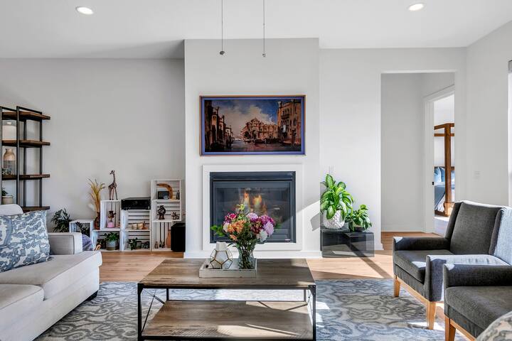 Luxury Modern Home SE Austin – 10 min to COTA gallery image 2