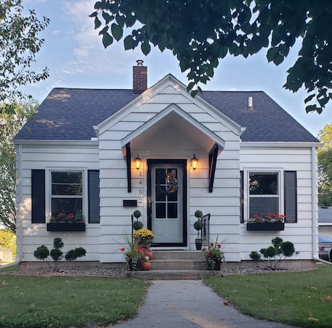 Hollyhock Cottage Home at Lake Michigan Shores