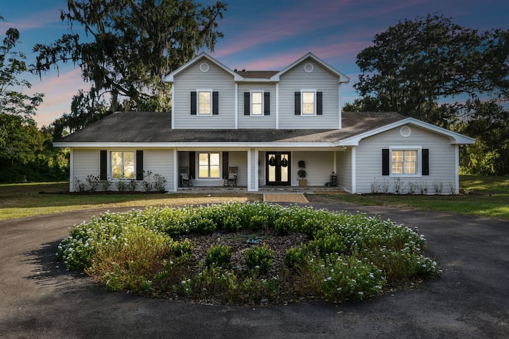 6 Bedroom Upscale Lutz Retreat - 탬파