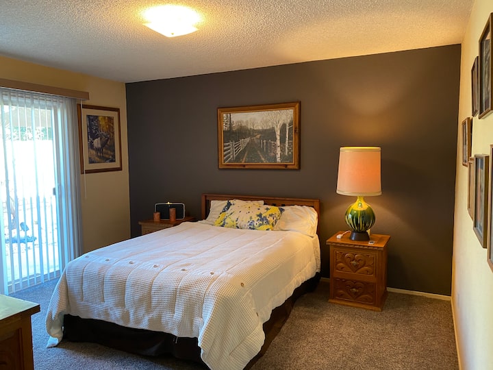 Sycamore suite (Jr. MBR), novi bračni krevet (160x200), privatna kupaonica i pristup dvorištu 
