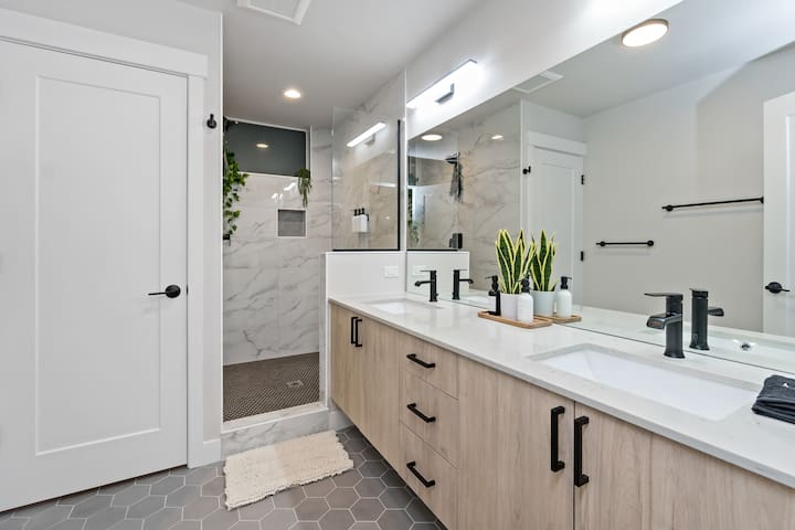 Luxe Escape~Centrally Located~Rooftop~Hottub~Views gallery image 3