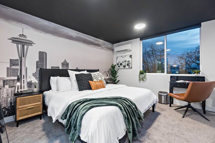 Luxe Escape~Centrally Located~Rooftop~Hottub~Views gallery image 4