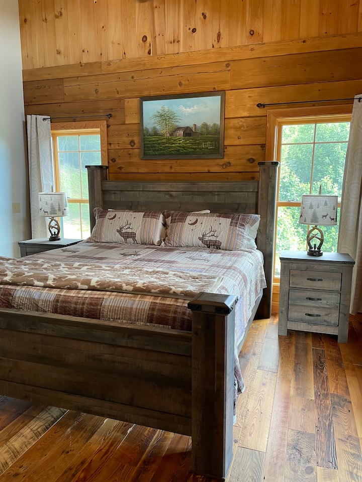 ห้องนอน #2 มีเตียงขนาดคิงไซส์ ตู้เสื้อผ้าตั้งอยู่ฝั่งตรงข้ามห้อง ด้านขวาของเตียงเป็นประตูส่วนตัวที่นำไปสู่ระเบียงหน้าบ้าน ห้องนอนนี้มีห้องน้ำส่วนตัวติดกัน