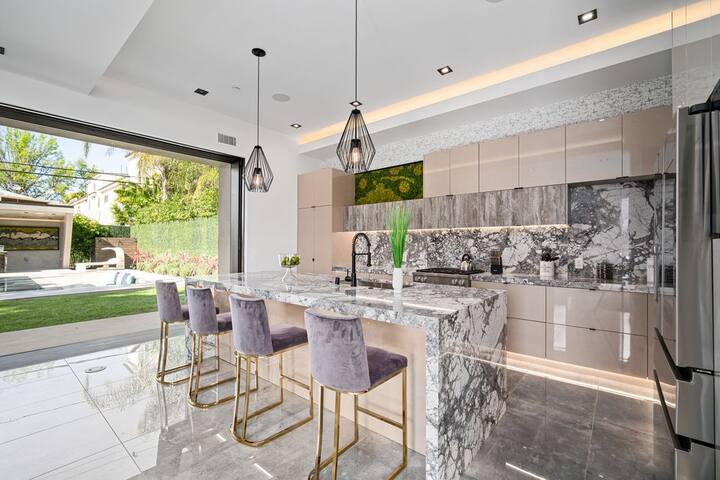 Lux Mansion near Universal Studios gallery image 5