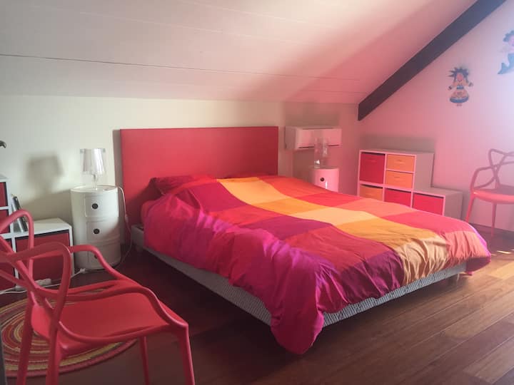 Glavna spavaća soba, s mogućnošću rada na daljinu. Sièges „ Masters ”, Philippe Stark. Stolovi de nuit " Componibii by Anna CASTELLI ( Kartell )