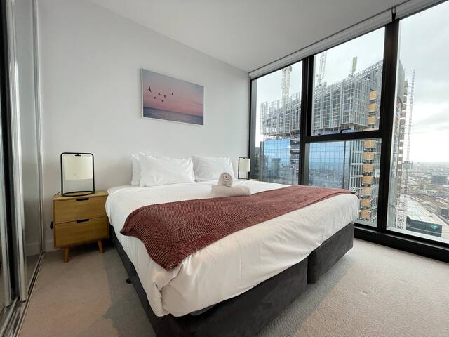 SkyHigh 2BR Apt with City View gallery image 3