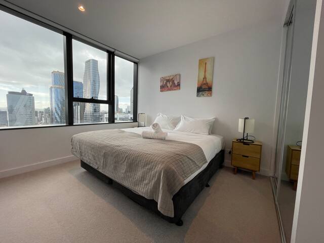 SkyHigh 2BR Apt with City View gallery image 4