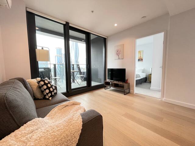 SkyHigh 2BR Apt with City View gallery image 5