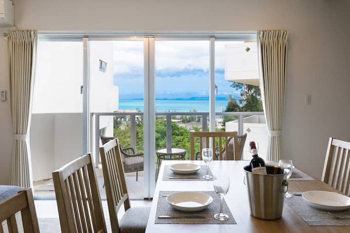 リビングから海が見えますよ。