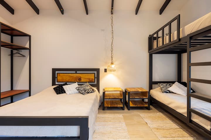 Dhomë gjumi dytësore nr. 1 me krevat dopio "Queen" dhe një krevat marinari - Casa Kalin