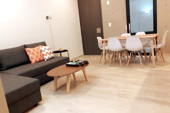 Sebule na chumba cha kulia chakula kinachoangalia ua wa ndani wa jengo.