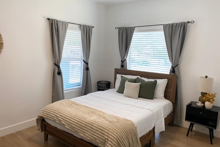 Schlafzimmer 2 
Queensize-Doppelbett