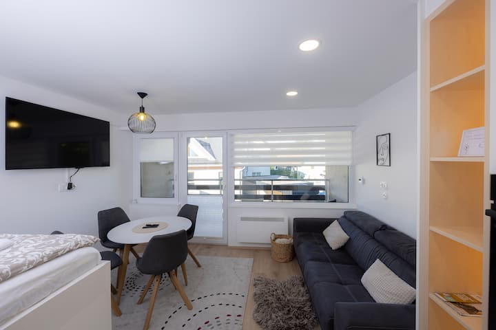 Всекидневна с маса за хранене и диван