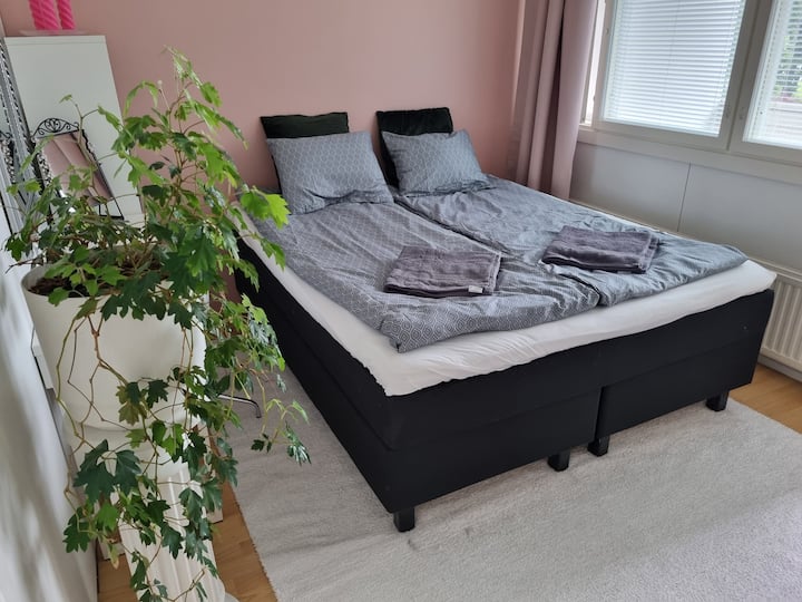 في غرفة النوم الرئيسية، سرير مزدوج 160 سم.