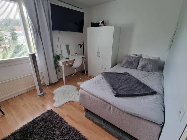 في غرفة النوم الثانية، سرير 120 سم وسرير علوي لطفل.