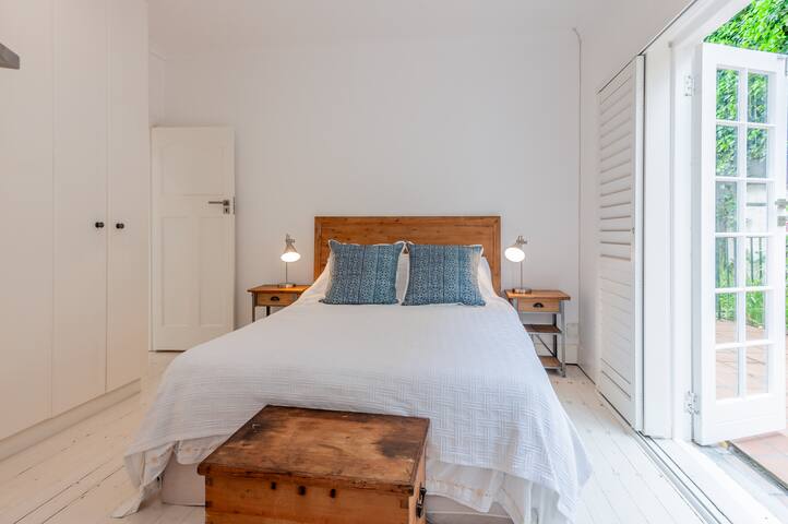 Sunny Sea Point Home with Ocean Views gallery image 4