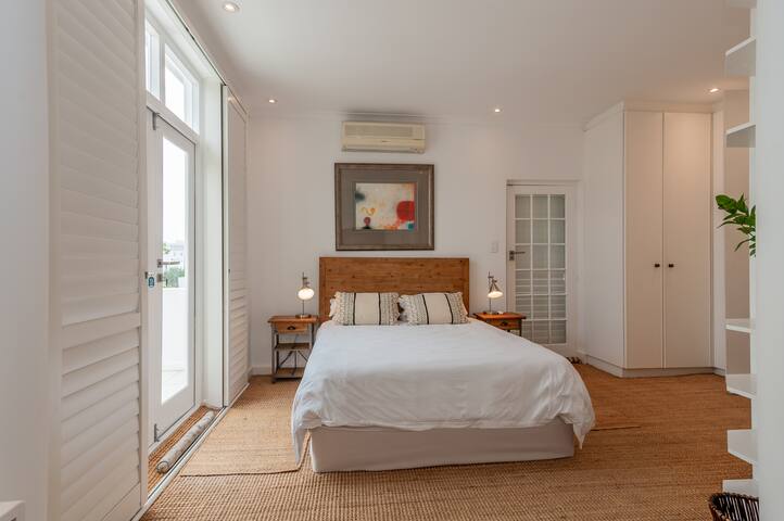 Sunny Sea Point Home with Ocean Views gallery image 3