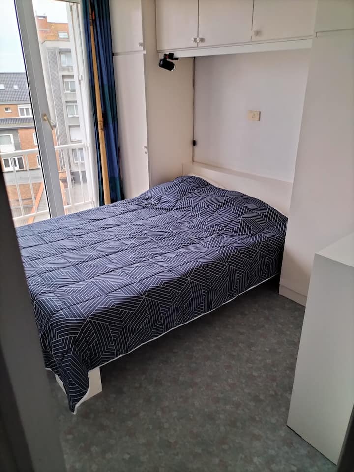 带双人床的卧室