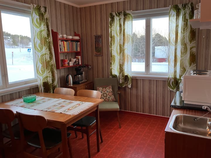 78- rommet har enkeltseng, kjøkkenløsning, stort bord og DAB-radio via Tandberganlegg samt lp-spiller. 