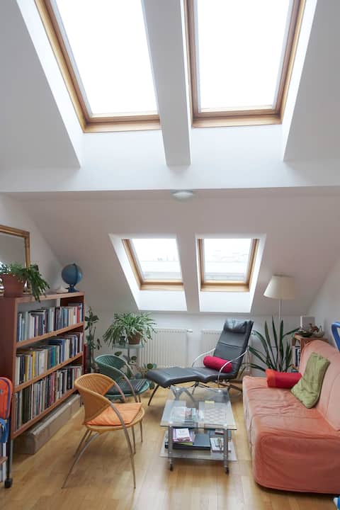 Erfolgreiche Airbnb-Immobilie: Beautiful attic apartment with a terrace in Hernals