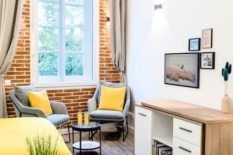 Top Airbnb: Air-conditioned studio Toulouse Wi-Fi tram/metro B in Toulouse