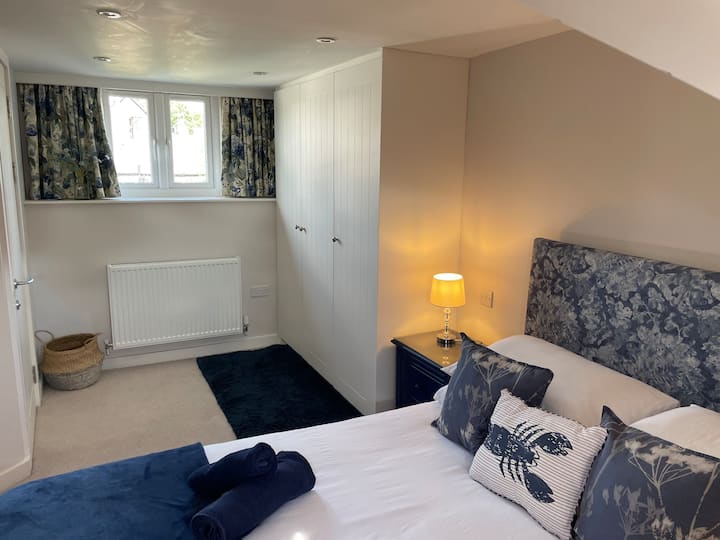 חדר שינה קינג סייז בקומה השנייה עם חדר מקלחת צמוד.