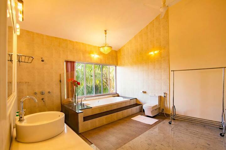 Full bathroom image 1