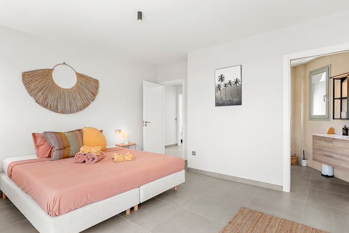 Chumba kikuu cha kulala na bafu ya chumbani