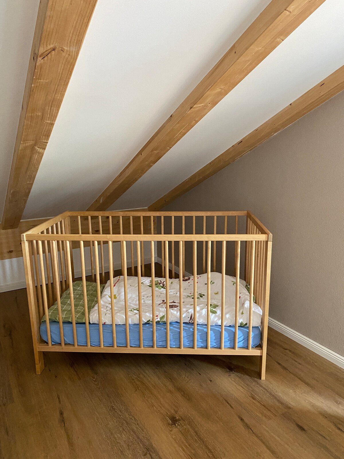 Kitanda cha mtoto kinapatikana kwa ajili ya watoto