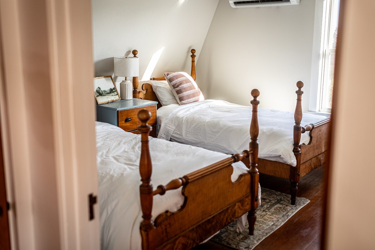 Dormitorio 4 o "Cowgirl Suite", dos camas individuales. Las cuatro habitaciones están cuidadosamente equipadas con comodidades para una gran noche de colchones de espuma con memoria de sueño, sábanas de algodón 100% y cortinas opacas. 