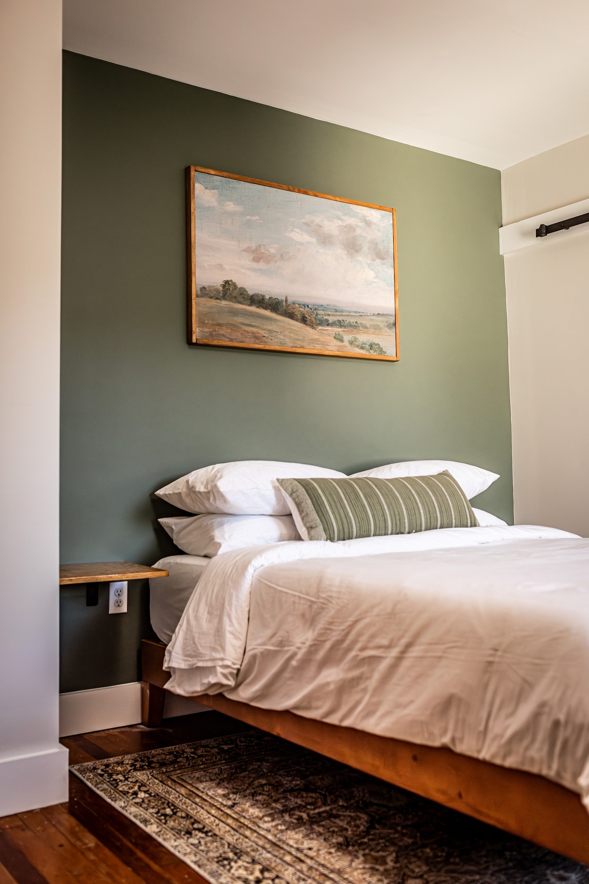 Dormitorio 2 o "Green Suite", cama queen. Las cuatro habitaciones están cuidadosamente equipadas con comodidades para una gran noche de colchones de espuma con memoria de sueño, sábanas de algodón 100% y cortinas opacas. 