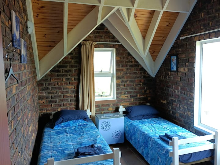 Dhoma e dytë e gjumit përmban dy krevate tek dhe një tavolinë. Dritarja e vogël me drejtim nga jugu ka pamje nga deti. Tavani prej druri ofron një atmosferë të ngrohtë komode.  