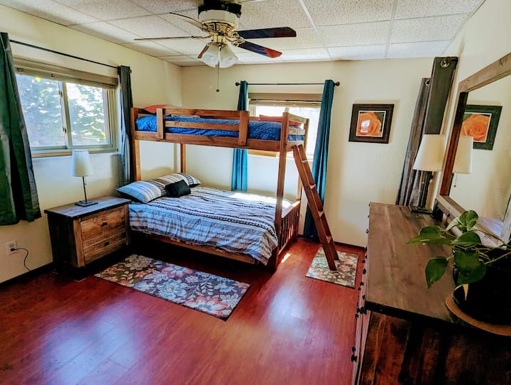 Спалня с двуетажно легло: матрак за двойно легло и единично легло.