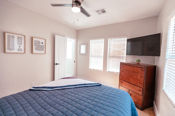 غرفة نوم مواجهة للجنوب بسرير بحجم كوين. 5 نوافذ تجلب الكثير من الضوء الطازج! يتضمن التلفزيون الذكي فيديو رئيسي من أمازون وقنوات مجانية. بالإضافة إلى ذلك، هناك منافذ USB لشحن الأجهزة المدمجة في مقابس الحائط.