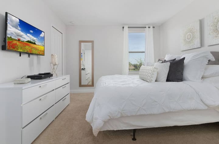 Guest bedroom with queen size bed