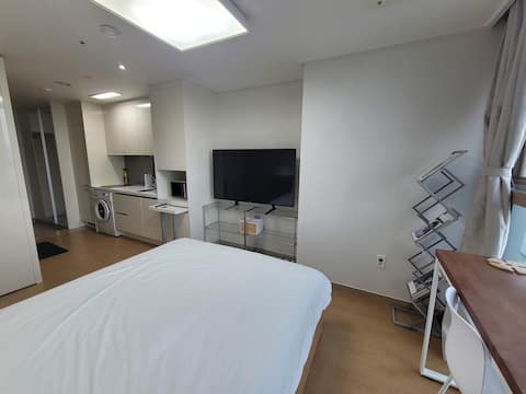 Dangsan Station 1 minute Hanang walk 5 minutes/Transportation is good and comfortable/No bugs and safe/5 minutes to Hongdae/Airport Bus 5 minutes/Mart, Parking/