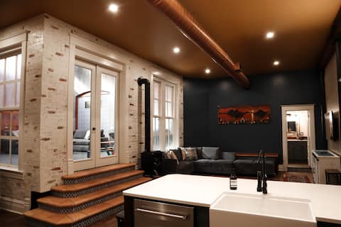 Traveler’s Oasis- Luxury Historic Loft w/Terrace