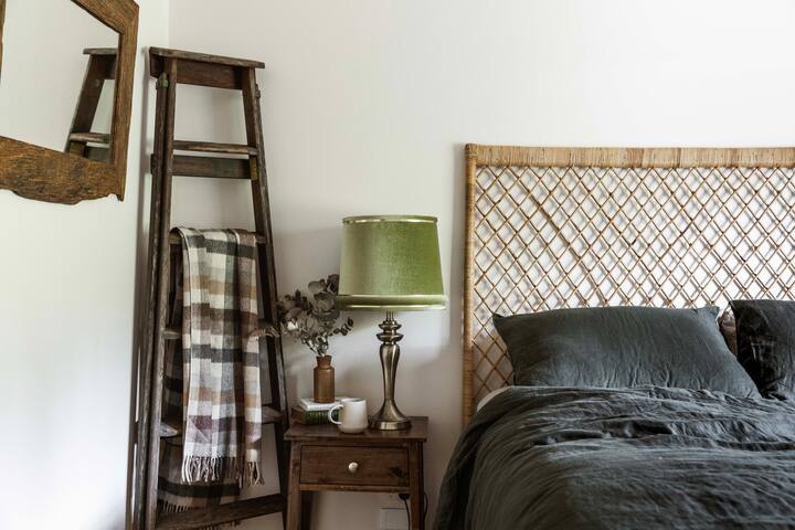 Cosy Retreat with Mountain Views gallery image 5