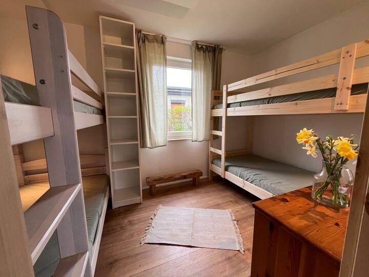 Schlafzimmer mit 4 Betten (2 Stockbetten)