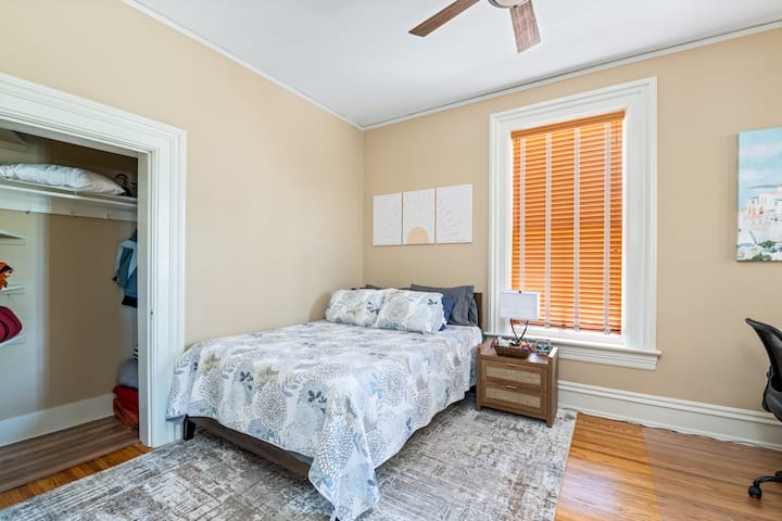 标准双人床和针头床，配有舒适地毯，衣柜里有额外的枕头和床单