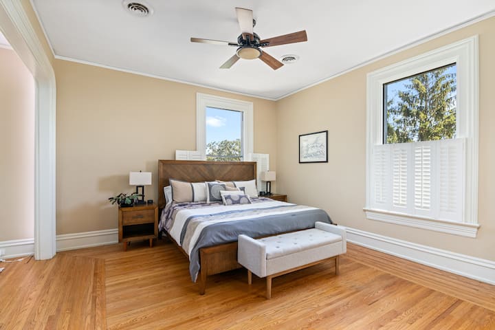 带Helix Midnight床垫和豪华枕头的加大双人床卧室