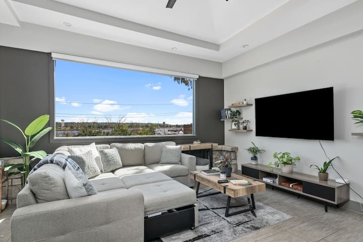 从客厅就能欣赏美丽的河滨美景。 躺在拉出式部分上放松身心，放松身心，有很多舒适的毯子，让您保持温暖。 在LG 65英寸OLED C系列电视上观看电影院优质图片。 