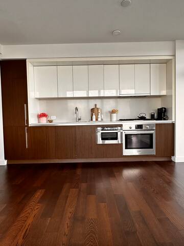 Lux Skyline/Water View 2 Bed Apt gallery image 4