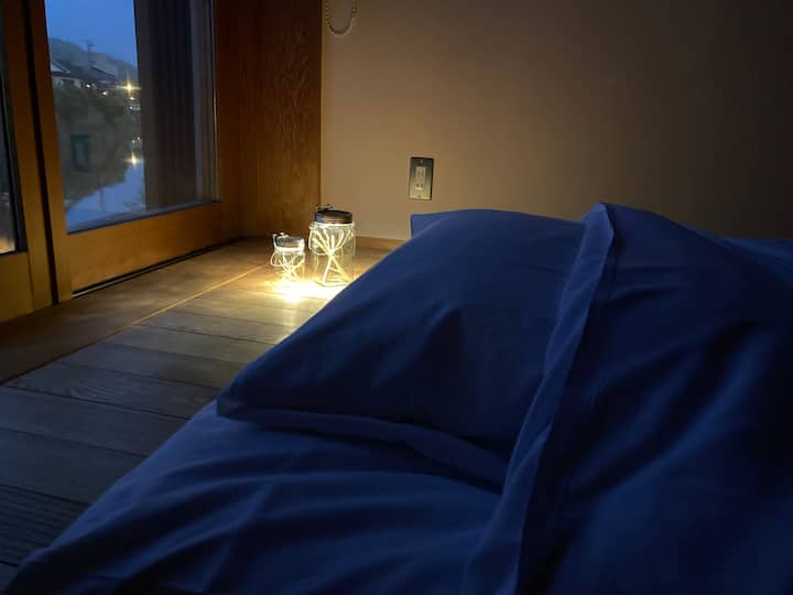 The bedding is a futon (futon: cotton, comforter: feather).