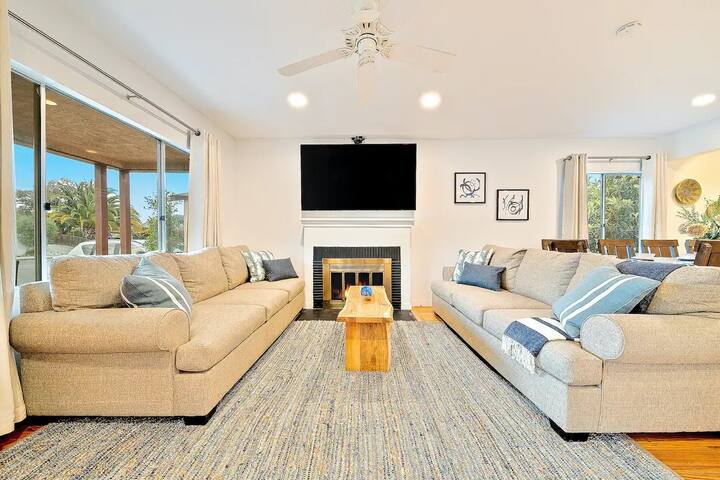 Private Pool & Hot Tub-walk to beach, pet friendly gallery image 3