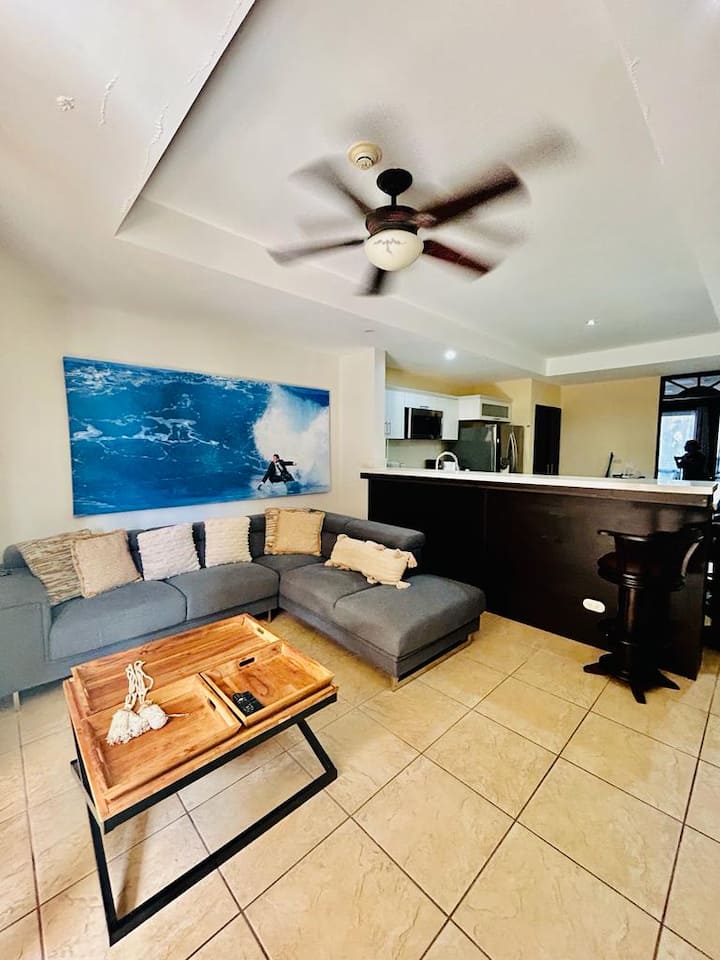 Priestranný pobyt pre váš oddych a pohodlie s klimatizáciou a stropnými ventilátormi. 