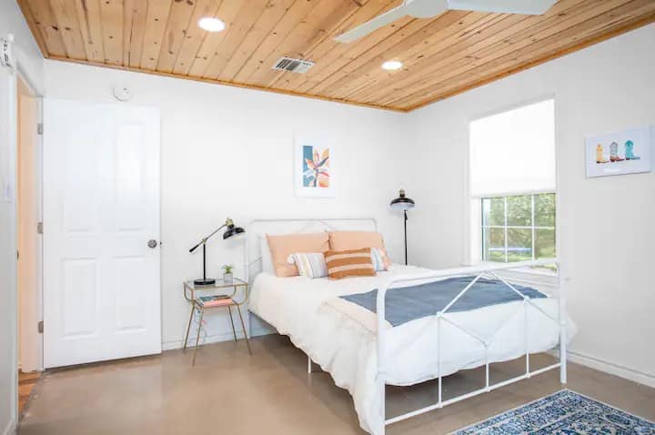 2nd bedroom features a queen size bed