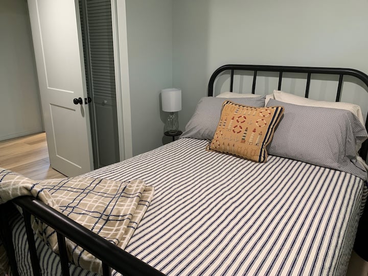 Втора/средна спалня с разкошно легло в пълен размер, вентилатор на тавана с дистанционно управление, килер и достатъчно място за съхранение. Сгушете се и се насладете на престоя си.